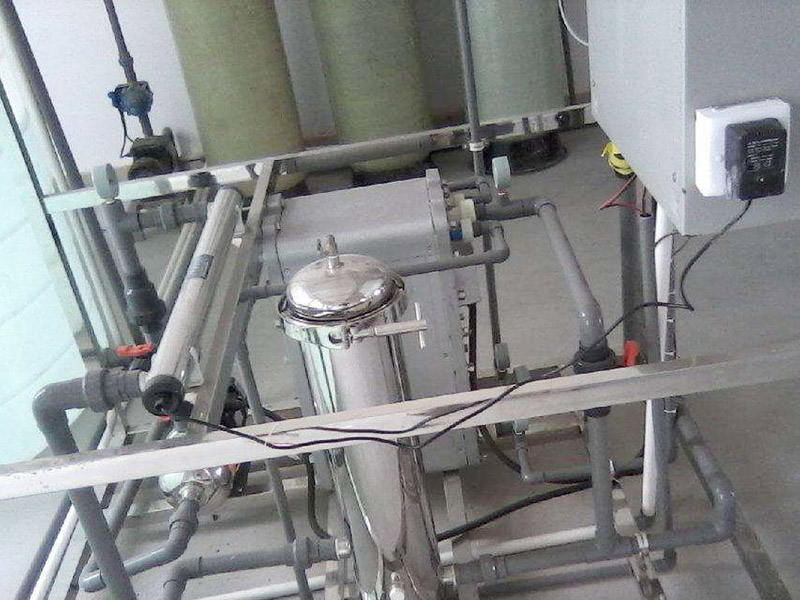 EDI系統(tǒng)是在壓力作用下,水透過反滲透膜成為純水